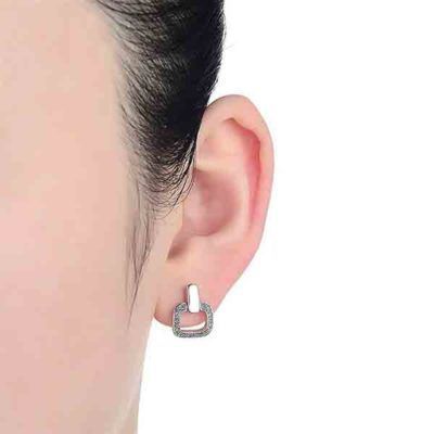 Pendientes Prida plata puestos en la oreja Luxenter