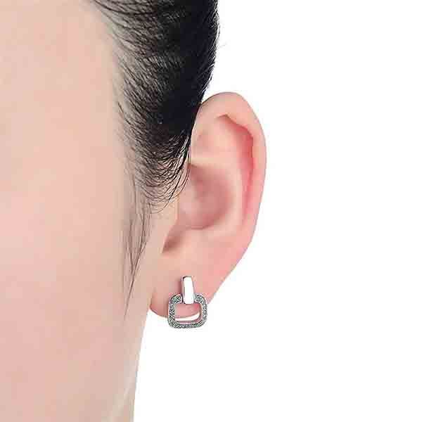 Pendientes Prida plata puestos en la oreja Luxenter