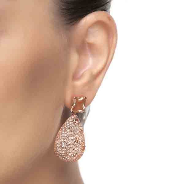 pendientes champán oro rosa Forthlee puestos en la oreja