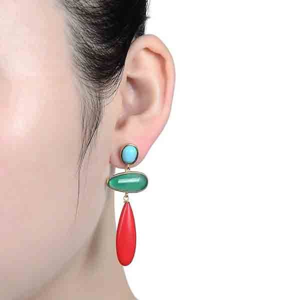 Pendientes Llimo multicolor de Luxenter con piedras naturales vistos en la oreja
