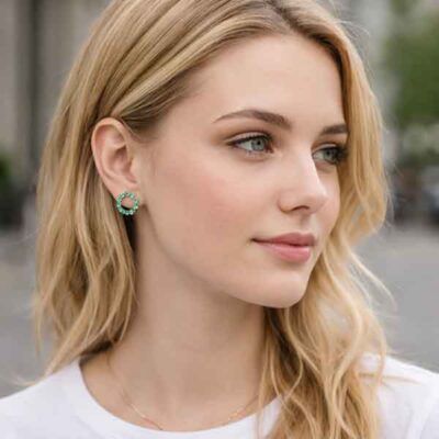 Pendientes Thilak Luxenter puestos con circonitas color esmeralda