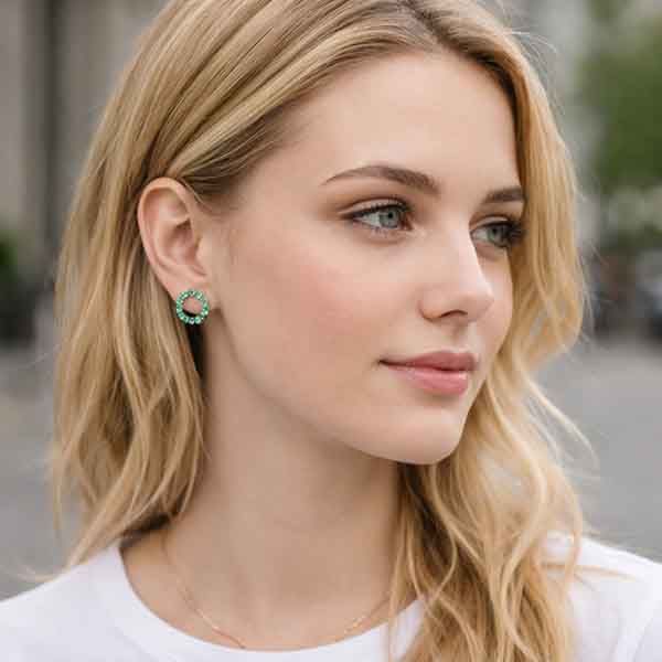 Pendientes Thilak Luxenter puestos con circonitas color esmeralda