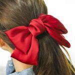 Lazo de seda XXL rojo en coleta, complemento elegante para el pelo