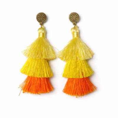 pendientes Carla artesanales con borlas en tonos amarillo y naranja