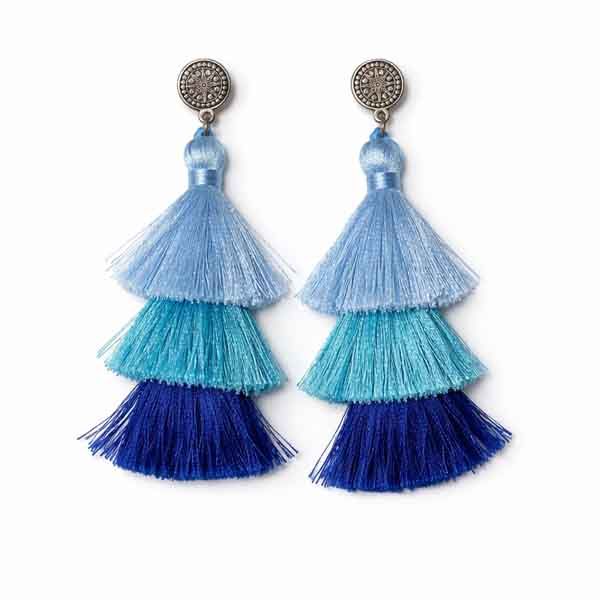 Pendientes Carla artesanales azul y turquesa con borlas pendientes Carla artesanales con borlas en tonos azul claro turquesa y azul intenso