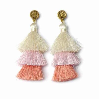pendientes Carla artesanales con borlas en tonos beige rosa y coral
