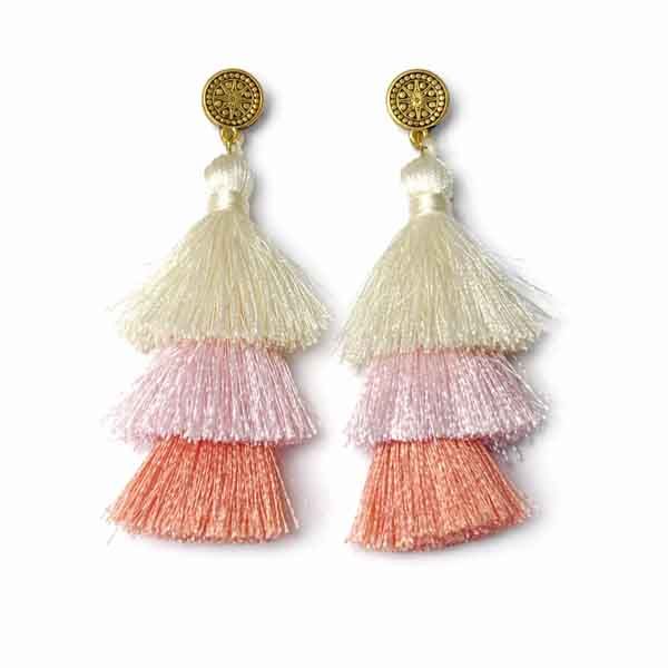 pendientes Carla artesanales con borlas en tonos beige rosa y coral