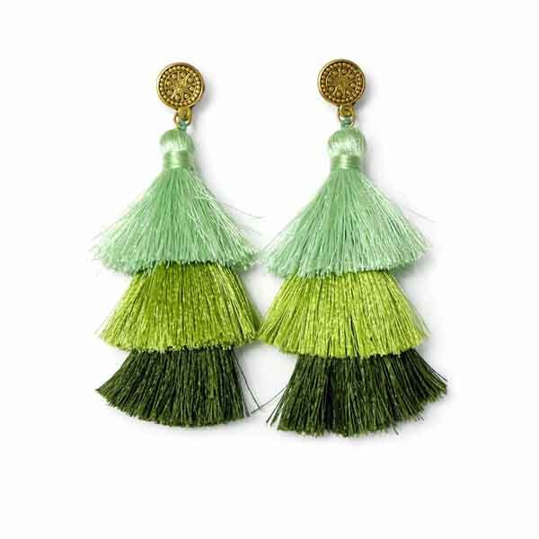 pendientes Carla artesanales con borlas en tonos verde claro verde oliva y verde oscuro