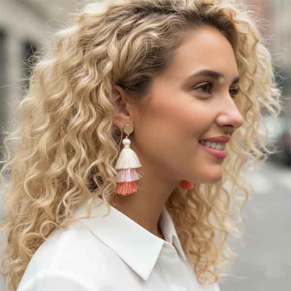 Pendientes Carla beige, rosa y coral – Detalle artesanal