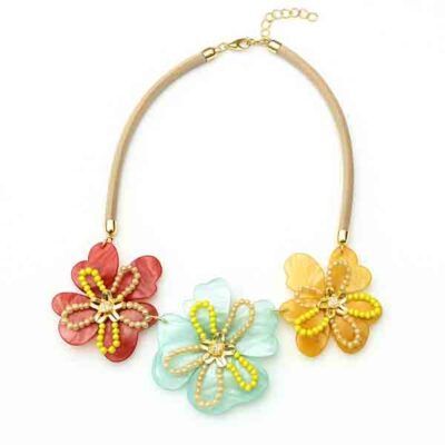 Collar Montsi floral con tres flores grandes de resina en tonos rojo, azul celeste y dorado, decoradas con cuentas de vidrio y cordón beige ajustable.