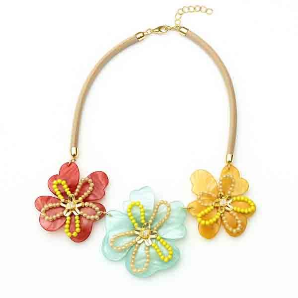 COLLAR MONTSI Collar Montsi floral con tres flores grandes de resina en tonos rojo, azul celeste y dorado, decoradas con cuentas de vidrio y cordón beige ajustable.