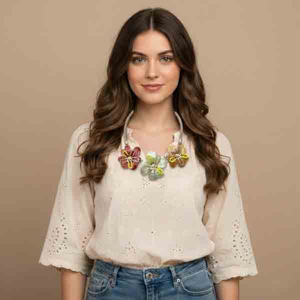 Modelo luciendo el collar Montsi con tres flores de resina nacarada en tonos rojo, azul celeste y dorado, decoradas con cuentas de vidrio.