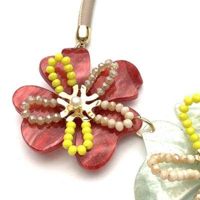 collar Montsi de flores de resina de colores
