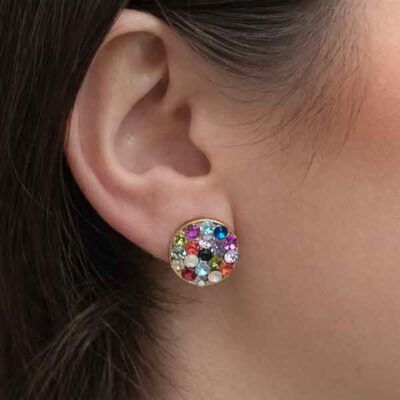 Pendientes de botón con cristales Swarovski multicolor puestos en modelo