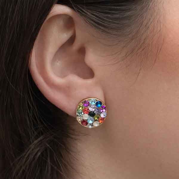 Pendientes de botón con cristales Swarovski multicolor puestos en modelo