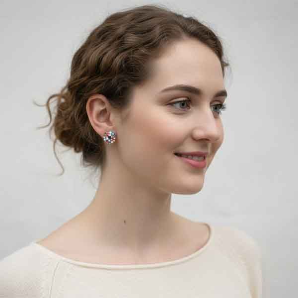 Pendientes de botón con cristales Swarovski multicolor puestos en modelo