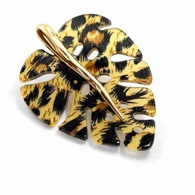 Broche leo dorado con estampado animal y forma de hoja