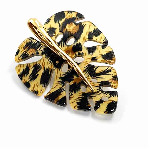 Broche leo dorado con estampado animal y forma de hoja