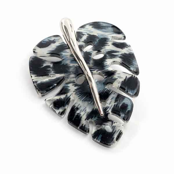 Broche leo gris con forma de hoja y acabado brillante
