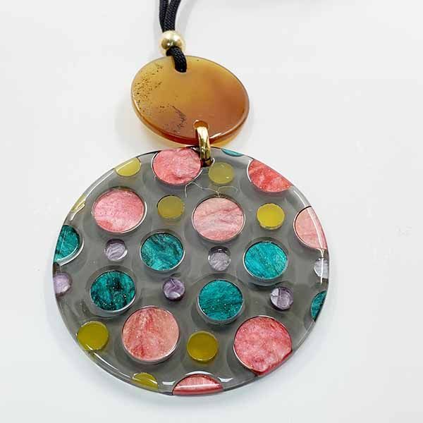 collar piruleta en tonos marrones