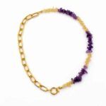 Collar Bali bicolor con piedras naturales y cadena de eslabones dorados sobre fondo blanco