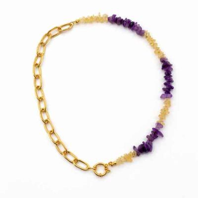 Collar Bali bicolor con piedras naturales y cadena de eslabones dorados sobre fondo blanco
