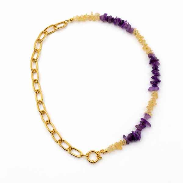 Collar Bali bicolor con piedras naturales y cadena de eslabones dorados sobre fondo blanco