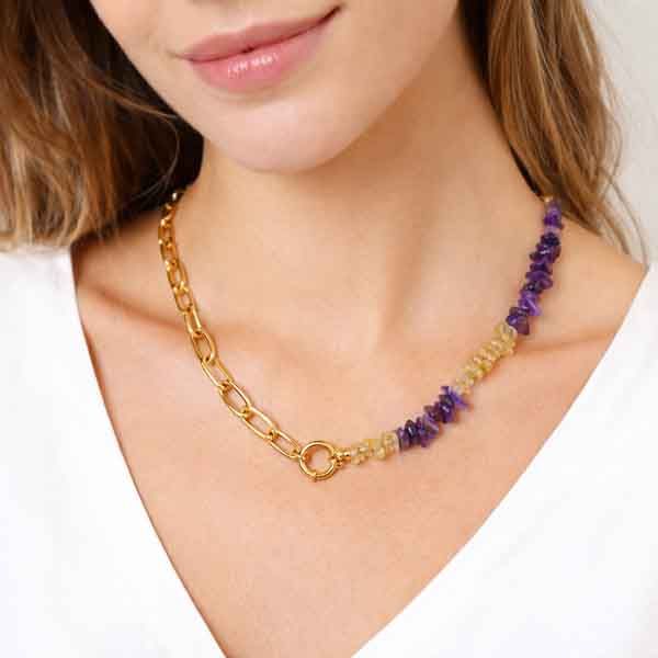 Modelo luciendo el Collar Bali bicolor con piedras naturales y cadena dorada
