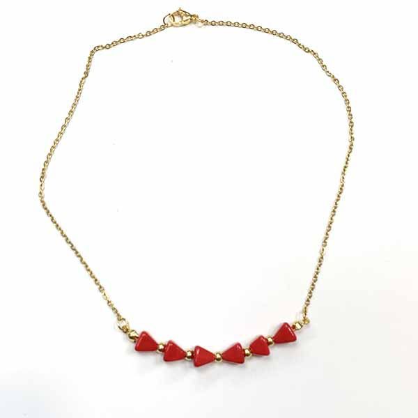 Collar Trin rojo con triángulos de coral y cadena de acero dorado, hecho a mano en Turquesa y Más