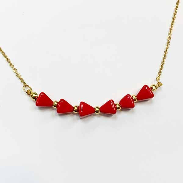 Collar trin en triangulos coral rojos y acero dorado