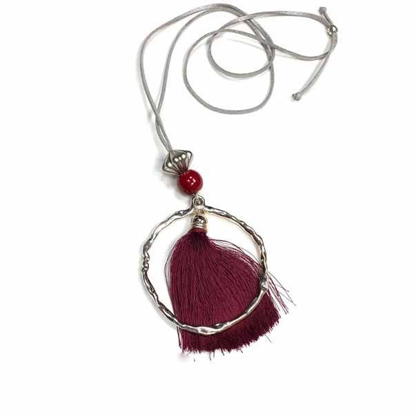 Collar Greta con cordón de ante gris, aro plateado y borla de hilo de seda en color burdeos.