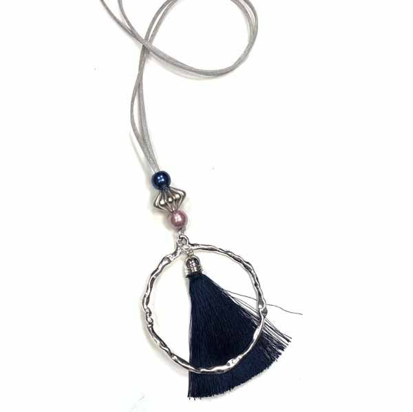 Collar Greta con cordón de ante gris, aro plateado y borla de hilo de seda azul marino.
