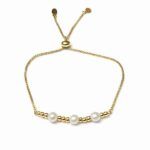 Pulsera de acero dorado con perlas Ragna sobre fondo blanco