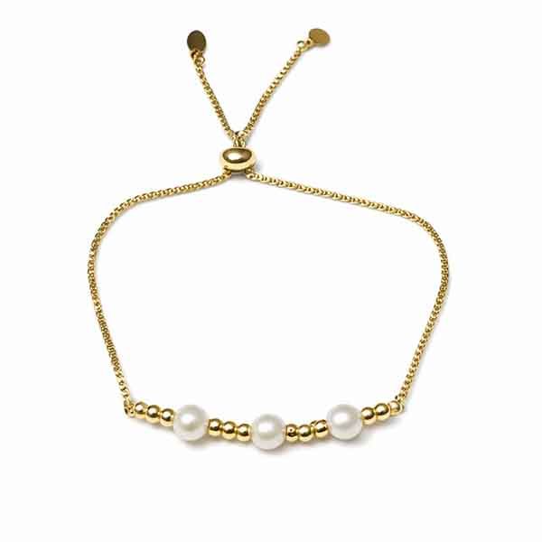 Pulsera de acero dorado con perlas Ragna sobre fondo blanco