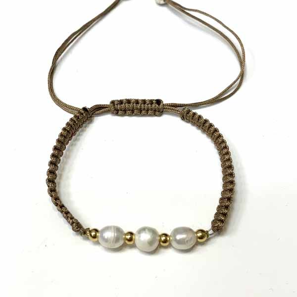 Pulsera Bel en acero dorado con perlas – Turquesa y Más Pulsera Bel en acero dorado con tres perlas naturales sobre fondo blanco, hecha a mano en el taller Turquesa y Más.