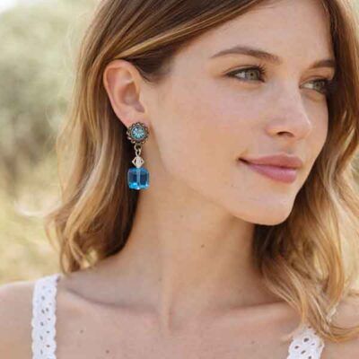 Pendientes de plata con cristal Swarovski turquesa Krisha en modelo de fiesta