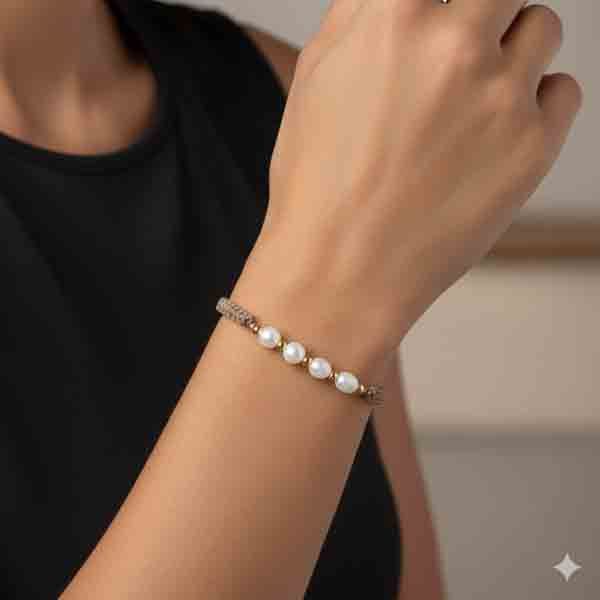 Pulsera Bel en acero dorado con perlas naturales, lucida en la muñeca. Diseño artesanal hecho a mano en Turquesa y Más