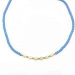 Collar Artha de cristal azul y perlas doradas