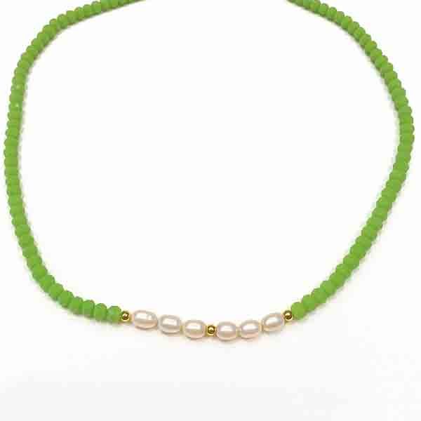 collar de cristal y perlas dorado Artha en verde