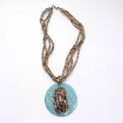 Collar con colgante turquesa y cuentas marrones sobre fondo blanco