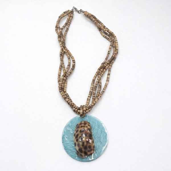 Collar con colgante turquesa y cuentas marrones sobre fondo blanco