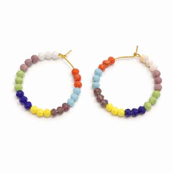 Aros Elpis realizados en acero inoxidable dorado y bolas facetadas de colores