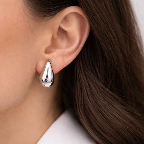 Pendientes Goittia plateados en forma de gota puestos en la oreja