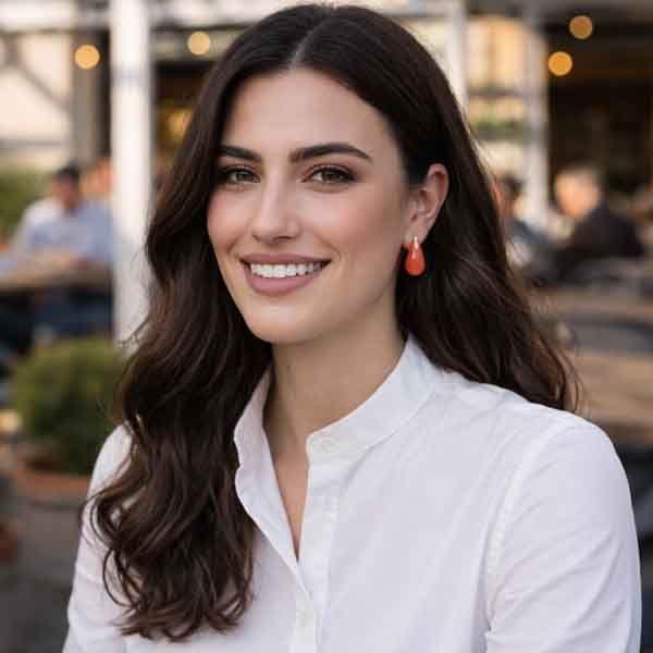 Pendientes Goittia esmaltados puestos en modelo con camisa blanca