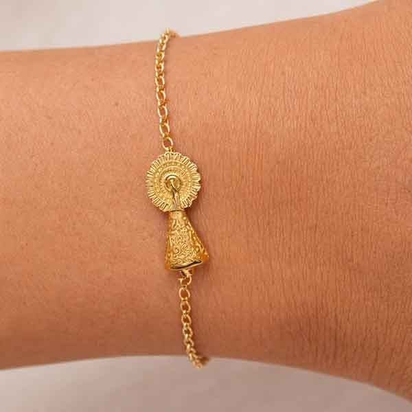 Pulsera Virgen del Pilar chapada en oro en plata de ley 925 puesta en muñeca