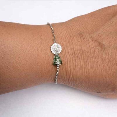 Pulsera de la Virgen del Pilar en plata de ley con detalle esmaltado en verde, presentada en muñeca