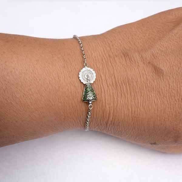 Pulsera de la Virgen del Pilar en plata de ley con detalle esmaltado en verde, presentada en muñeca