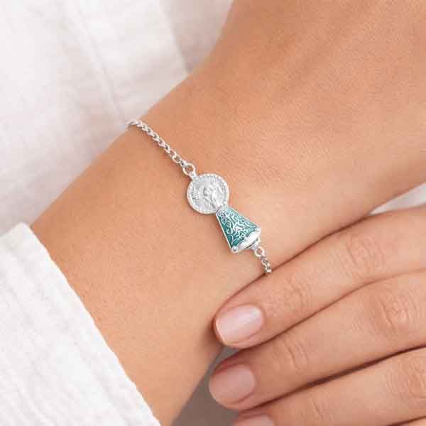 Pulsera Virgen del Pilar plata en plata de ley 925 con manto esmaltado puesta en la muñeca