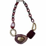 Collar Edelmira corto con eslabones grandes en tonos granate y dorado, con piezas geométricas de diseño moderno y acabado brillante.