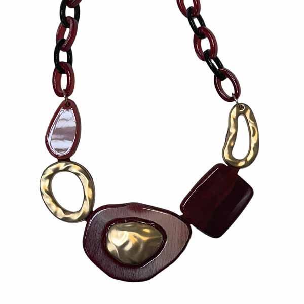 Collar Edelmira corto con eslabones grandes en tonos granate y dorado, con piezas geométricas de diseño moderno y acabado brillante.